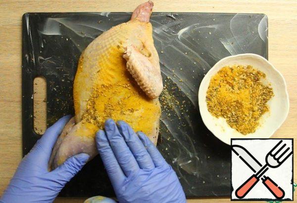 First, I soaked the pheasant carcass in water for a day.
RUB salt and spices on the pheasant carcass, it is better to do it with gloves, since turmeric is very colorful hands.