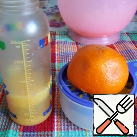 Squeeze the juice from the orange and remove the zest from the skin. I needed 2 oranges.