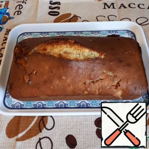 Bake the cake in the oven for 40-50 minutes at a temperature of 180 g. Readiness check by sticking a wooden skewer, it should be dry.