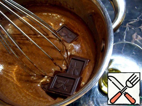 Constantly stirring, heat the mixture to a boil, but do not boil. Do not leave the pan, make sure that it does not burn. When the mixture begins to thicken, remove from the heat and add the chocolate, butter and rum. If you cook for children, replace the rum with orange juice.