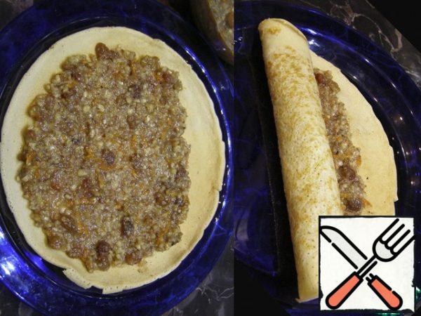 Everything is ready for our dish, you can "collect" pancakes a la Gundel. This should be done before serving. Spread each pancake with stuffing and roll it into a tube, as in the photo.