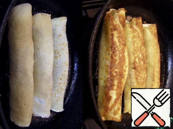 Fry the pancakes in butter on both sides: first with the seam down, and then on the other side. Ready-made pancakes spread on a plate, each with two sides cut off the edges (so that it is smooth and beautiful) and cut in half. Pour over the sauce and serve immediately.