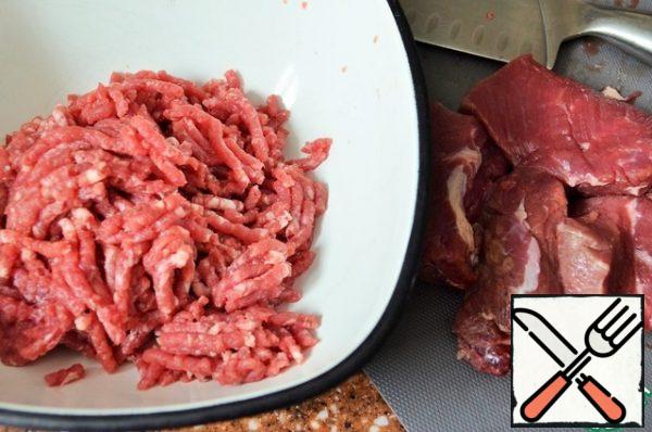 Wash the meat, dry it, and chop it in a meat grinder with onions.