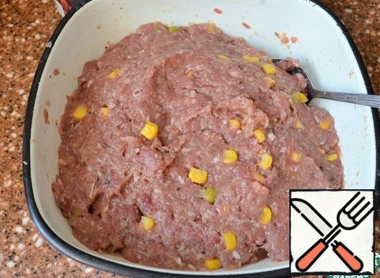 Mix the corn, peas, and beans in a bowl and add the egg. Add to the minced meat.