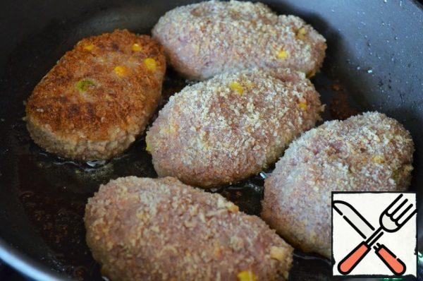 Heat the oil in a frying pan and fry the cutlets on both sides until Golden brown. 3-4 minutes, the fire is moderate.