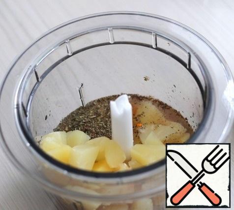 Add garlic powder (1 teaspoon) to the chopper, add ground black pepper and salt to taste, add a mixture of herbs of Provence (1 teaspoon), add 1 tablespoon of dried tangerine or orange zest, then add canned pineapples along with the syrup, (leave some pineapple pieces to add to the form). Punch the ingredients until smooth.