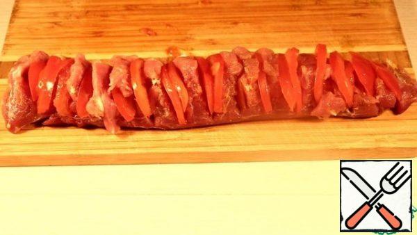 Put a slice of tomato on each piece of meat.
