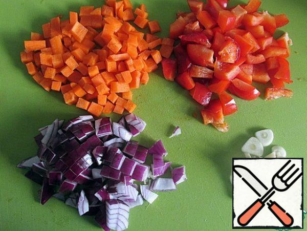Onion, carrot, pepper cut into cubes, garlic-slices.