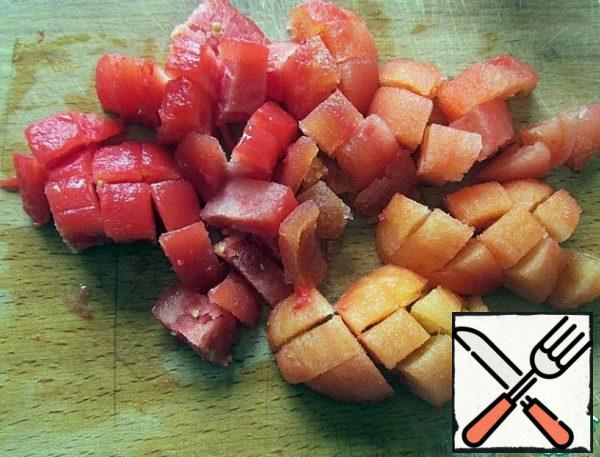 Remove the skin from the tomatoes and slice them.