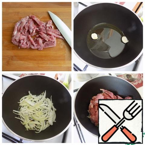 I'll use Turkey flesh in the filling. I will cut it into long pieces ~2.5-3 cm and ~1 cm wide. Put a saucepan on the fire. Spread a garlic clove in the heated olive oil, cut into 2 parts across. Fry the garlic for a minute, so that it gives its flavor to the oil and remove it. Spread the onion. I'll cut it in half rings. Gilding the onion. Hereinafter, the slices of Turkey. Fry them until ready. I didn't fry much and did it under the lid. You can say that more tired.