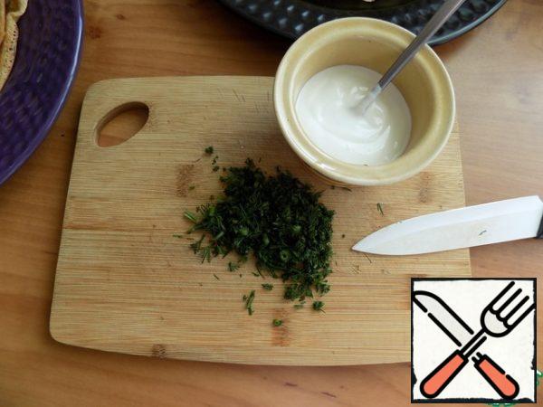 For pancakes, I will also prepare sour cream sauce made from sour cream, dill and a small amount of salt. You can squeeze out 1 clove of garlic. It is to your taste and desire.