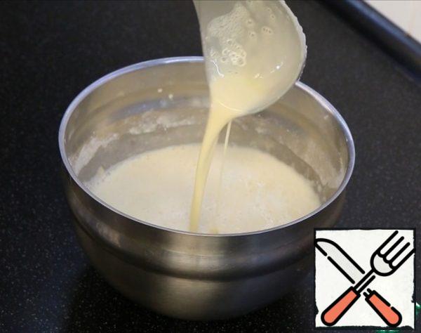 In principle, the order in which you mix the products does not matter. I usually add salt, sugar, and vanilla to the eggs and mix everything well. Then immediately all the flour and whisk well until smooth, so that there are no unmixed lumps of flour. Then the milk.
Many more advise to give the test 15-20 minutes to stand, so that the gluten has dispersed and supposedly the pancakes will be more elastic. But I will say from my observations, I do not see much difference between the first and last pancake, so here as you want. I don't do that.