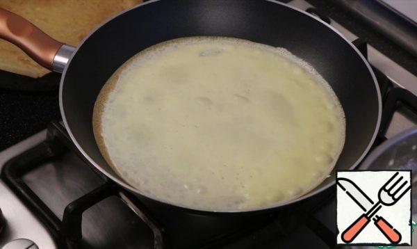 And on a well-heated frying pan, I fry pancakes. Before the first pancake, it is better to grease the pan with some fat.