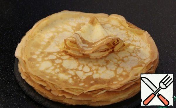 These pancakes are even delicious in themselves with jam or honey. And I sometimes immediately after frying each pancake smear with butter and sprinkle with sugar. Mmmmm delicious!!!
Or you can make unsweetened pancakes with mushrooms and just bake in butter. This is also very tasty.