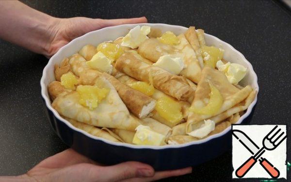There was not enough filling for 3 pancakes, just put it on top. It is baked and will also be very tasty.
Brush the top with honey and butter.
We send it to a preheated 180 degree oven, bake until golden brown.