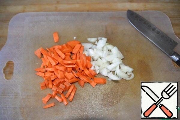 Carrots and onions are cleaned, cut into cubes or strips.
