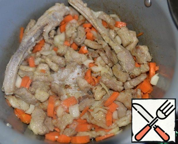 Put the vegetables to the meat, fry for 10 minutes on medium heat, add salt and chili pepper.
