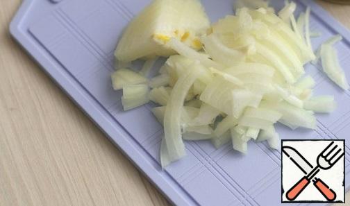 Chop onion (1 PC.) into half rings.