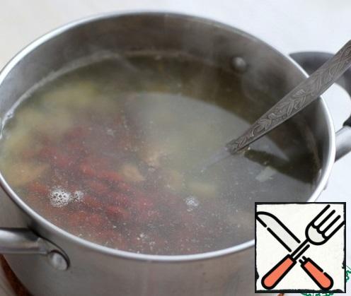 Add the beans to the broth with the potatoes. Next, add the sliced meat, the ready-made stewed vegetable mixture-frying, add the Bay leaf (1 PC.), adjust the salt to taste and cook the soup until the potatoes are ready. Then remove the soup from the heat and let it stand for 10-15 minutes.