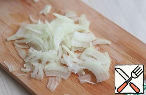 Chop onion (1 PC.) into half rings or cubes.