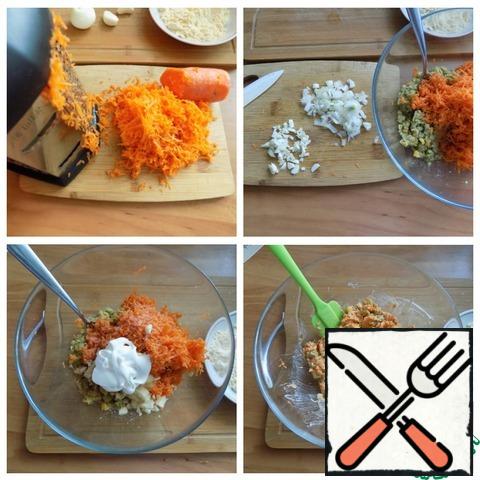 Carrots need to be grated on a small grater. We send it to the corn and peas. Onion and garlic finely cut, send there. Put the mayonnaise, pepper and add a little salt. Mix, taste for salt and if anything, add salt to taste. Mayonnaise can be used both at home and in stores. If the cutlets will be eaten by children, it is not necessary to pepper them. This can be done in the finished dish when serving.