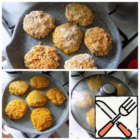Put the pan on the fire, pour the oil and heat it well. Form the cutlets, breading them in corn flour and immediately spread them in the heated oil. Fry until a nice crust on medium heat so that the cutlets are well gripped. Turn over and fry the cutlets on the other side as well over medium heat. The crust will fry well and the cutlets will not fall apart. Turn off the heat, cover the cutlets and let them stand for a couple of minutes. From this number of products, I got 6 pieces of cutlets, which I put all at once in the pan D-24 cm. Cutlets of standard size.