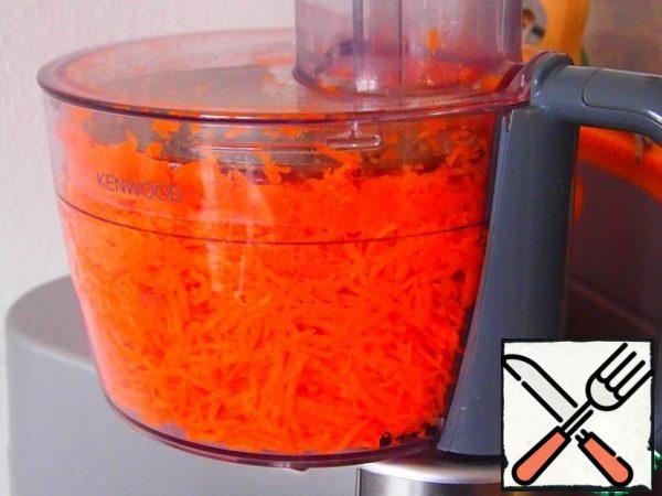 Peel the carrots and grate them on a medium grater. I use a kitchen robot for this job.