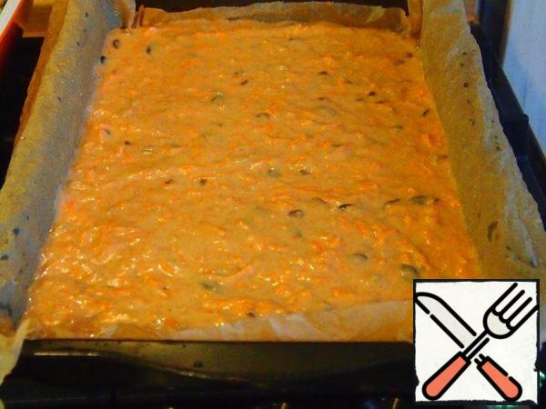 Cover the mold with baking paper and pour out the dough. Bake in a preheated oven at 190 * for about 35-40 minutes.
Ready to check with a match.