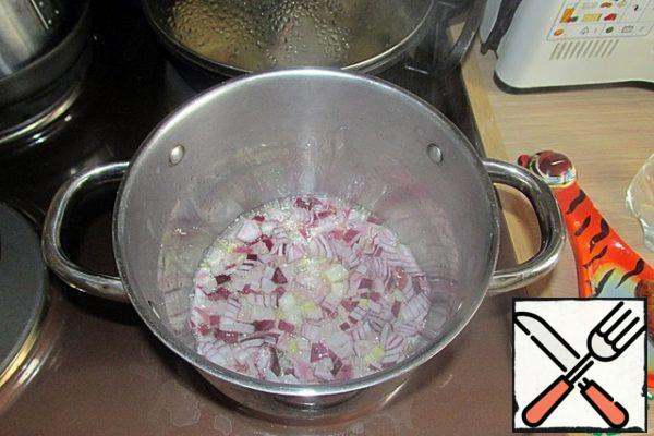 Heat a pan with vegetable oil, add the onion and fry, stirring, on low heat for 5 minutes.