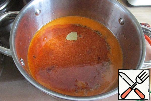 Pour the spices and salt into the pan, put the bay leaf, pour in water or broth, bring to a boil and cook, covered with a lid, over low heat
10 minutes.