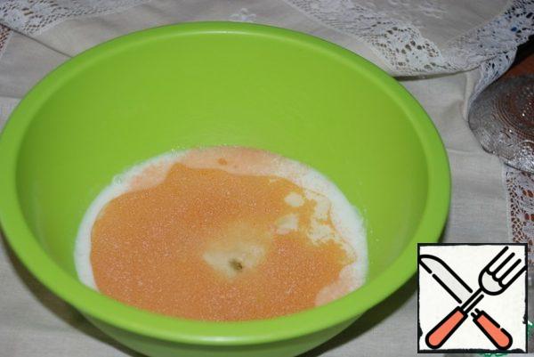 Add sugar, yeast and salt, mix thoroughly with a whisk.