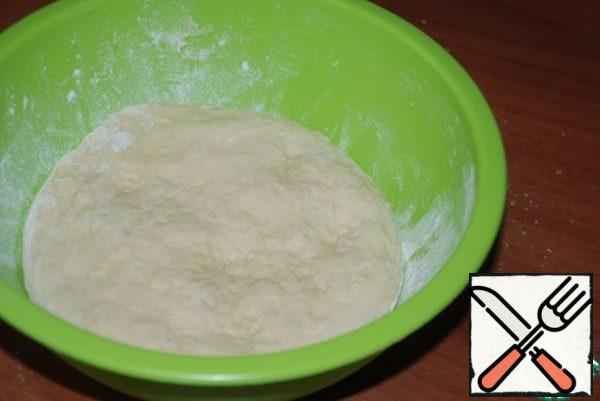 Add the flour in portions ( it took me 800 g, it may take a little more). Do not clog the dough with flour. Knead the dough thoroughly and put it in a warm place for 2 hours.