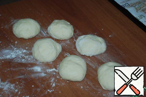 I made buns from half of the resulting dough. Divide half of the dough into 8 parts. There are seven parts in the photo. One part has already "got my hands on", and then I remembered about the photo.