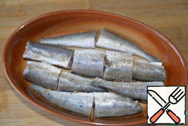 Clean the fish, if desired, you can cut into fillets. Cut into small pieces.
The form is greased with oil, put the fish. Sprinkle with lemon juice, RUB with salt and pepper mixture.