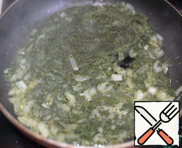 Fry the onion until transparent in vegetable oil,
we put spinach, I have frozen.
Mix it.
Simmer over medium heat for 3 minutes.