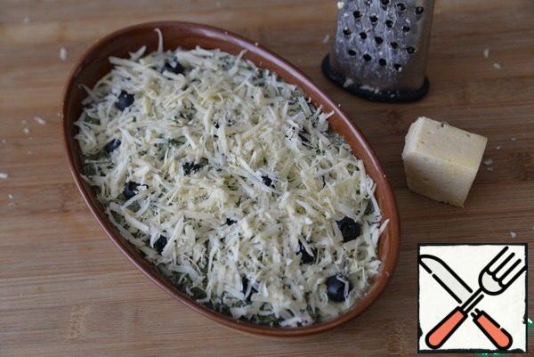 Sprinkle grated cheese on top.
Put in the oven, preheated to 220 degrees, bake for 40 minutes.