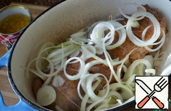 Cut the onion into rings and add it to the roasting pan.
Fry over moderate heat.