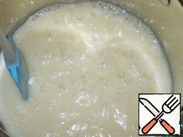 From sugar and 100 ml of cream, cook the syrup. On a low heat, heat the cream with sugar until the grains dissolve, then bring to an active boil.