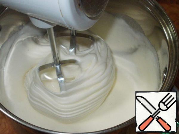 At the stage when the mass begins to wind on the whisk, we introduce baking powder and vanilla. Adding baking powder makes the mass more airy, but if you do not add baking powder, the mass will be more viscous after solidification.