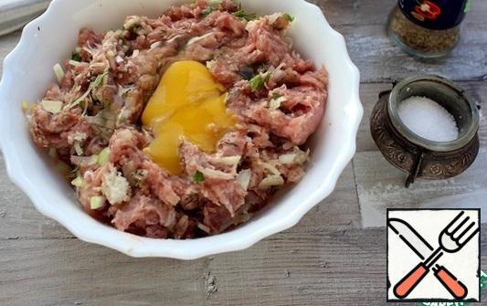 In a bowl, mix the minced meat thoroughly, I took 50*50 beef with Turkey. Add grated cheese, onion, garlic, bread crumbs, herbs, and beat in an egg. Add salt, black pepper for sharpness, and mix everything together.