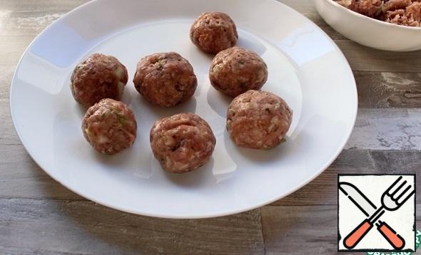 It is advisable to wet your hands with water and roll balls the size of a large walnut, while trying not to squeeze them too hard. You should get 16 pieces. Cover the plate with the meatballs with plastic wrap and put them in the refrigerator for 30 minutes to seal them.