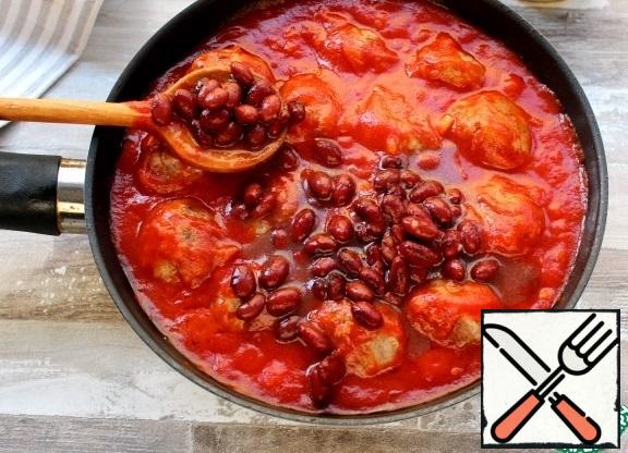 Pour the meatballs with the prepared tomato sauce, put them out on a low heat for 5 minutes, add the red beans, and hold them on the fire for a couple of minutes.