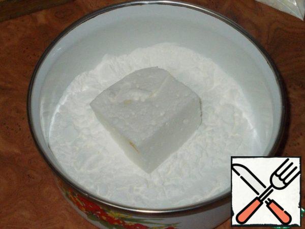 Each piece of marshmallow is dipped in starch. Then we throw a piece from palm to palm so that the excess starch crumbles.