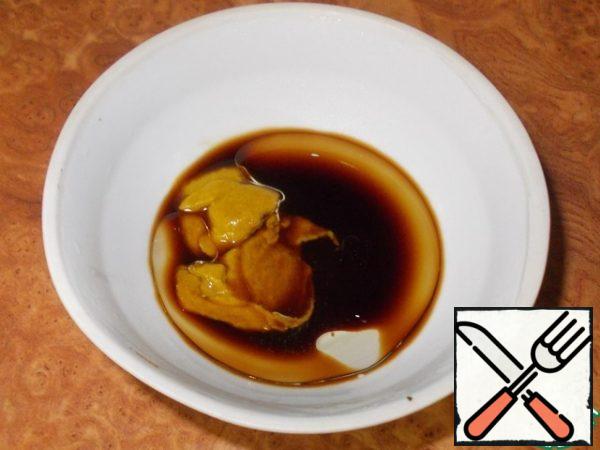 In a bowl, mix soy sauce, mustard and vegetable oil.