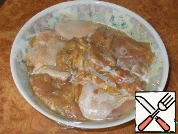 Fill the thighs with marinade. Mix so that the marinade is evenly distributed. Cover the bowl with the thighs with cling film and put it in the cold. Marinate from half an hour to a day... Depending on how much time You have at your disposal.
