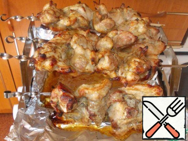 Ready-made thighs are removed from the oven. When piercing the meat, clear juice should flow out without admixture of blood.