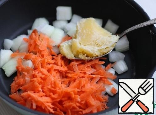 Chop the carrots. Add 2 tablespoons of vegetable oil to the pan, add 1 tablespoon of melted butter. Saute the onions and carrots until light Golden brown.
