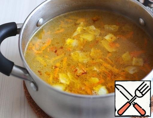 In a pot with boiled potatoes, add the browned onions and carrots, add salt and ground black pepper to taste. Then add 150 g of melted cream cheese. Reduce the heat to a minimum and boil the broth until the cheese melts. Then puree the soup using an immersion blender or add the soup to a blender and also punch until smooth.