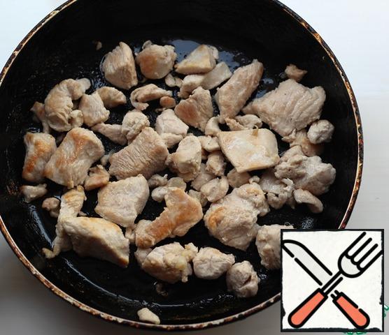 To prepare the products. I had Turkey meat cut into small pieces. Wash the Turkey meat, dry it with a paper towel and fry it in a preheated frying pan with oil until Browning.