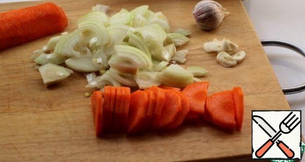While the meat is cooking, cut the onion, carrot, garlic and add to the meat, mix, and continue cooking.